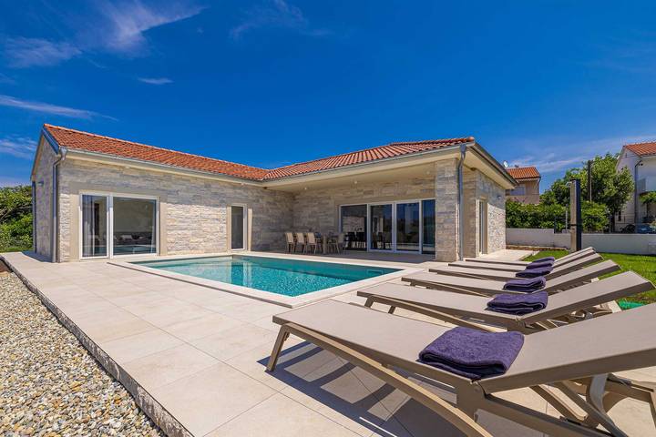 Ferienhaus für 8 Personen, mit Terrasse und Garten sowie Pool in Pinezici
