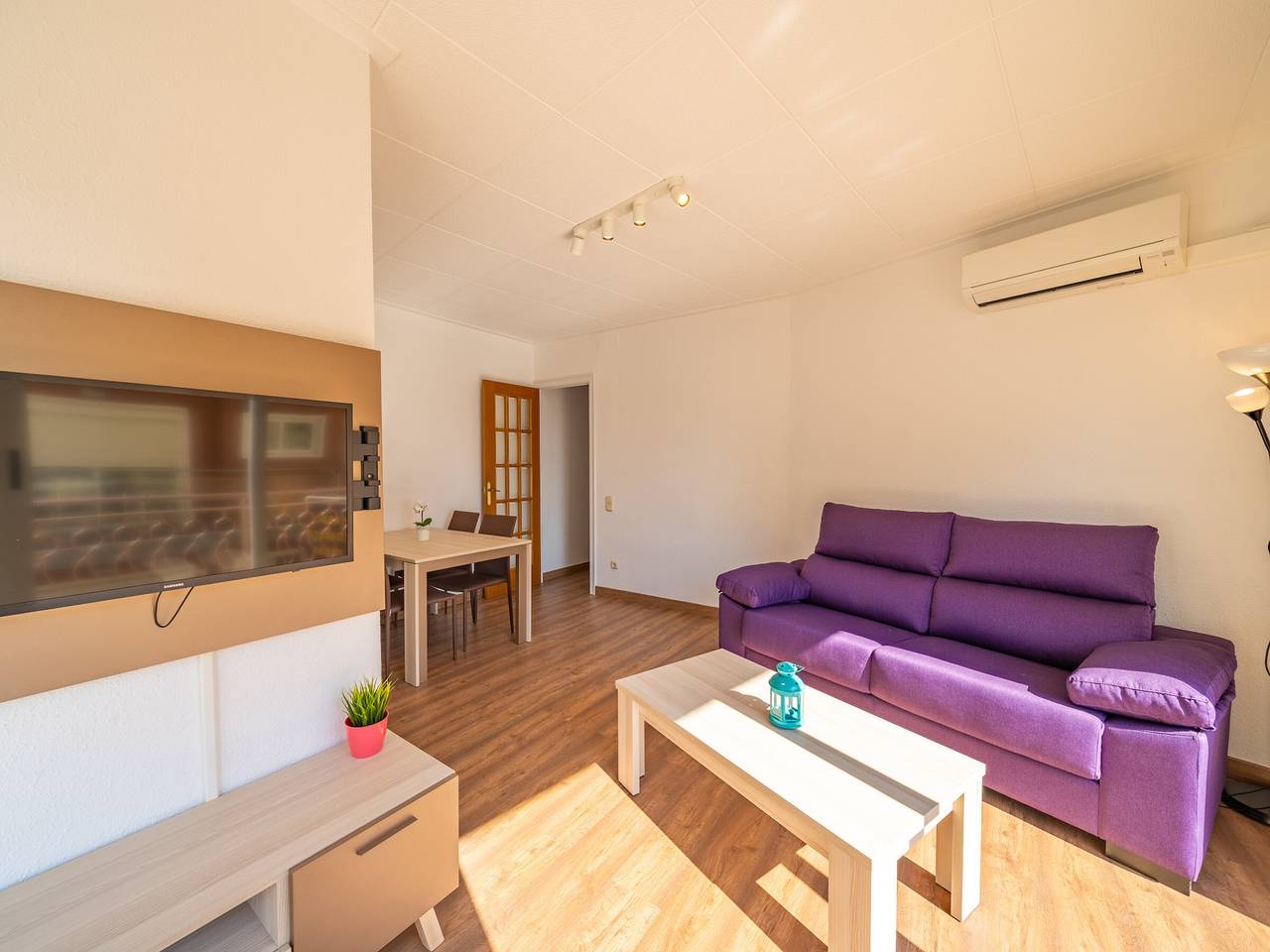 Apartamento entero, Apartamento luminoso con balcón, Wi-Fi y aire acondicionado a 150m de la playa en Calella in Calella, Costa del Maresme