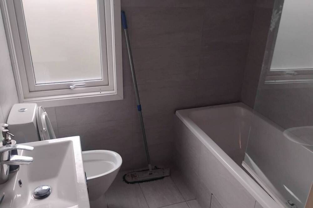 Acogedora habitación pequeña cerca del bosque y la ciudad in Nordre Aker, Oslo