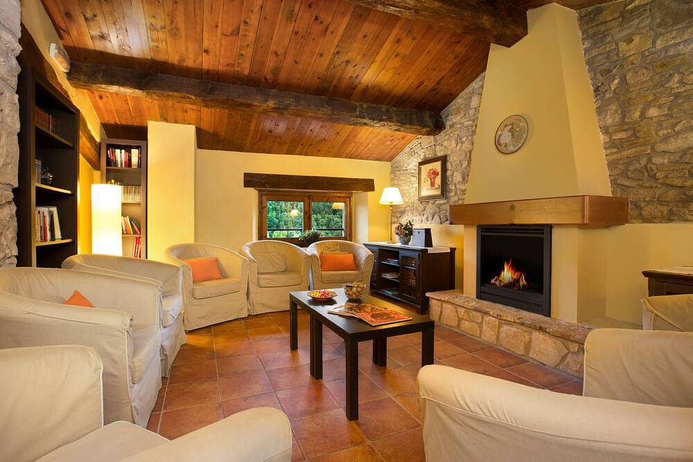 Casa rural de alquiler íntegro con piscina privada para 22 a 100km de Barcelona in Las Llosas, Pirineo Catalan
