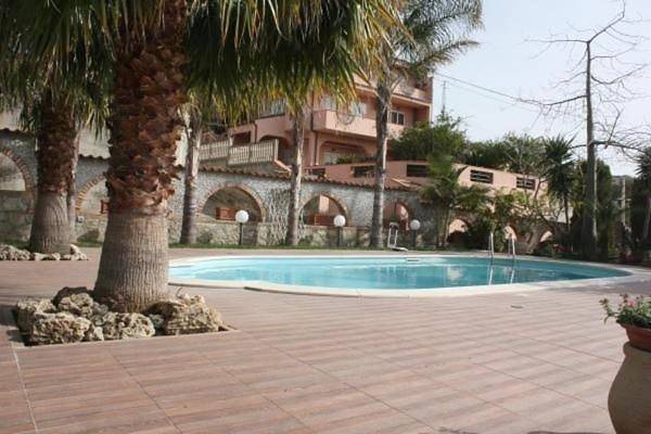 Chambre d’hôte pour 3 personnes, avec Balcon et Terrasse ainsi que Jardin et Piscine à Melito di Porto Salvo