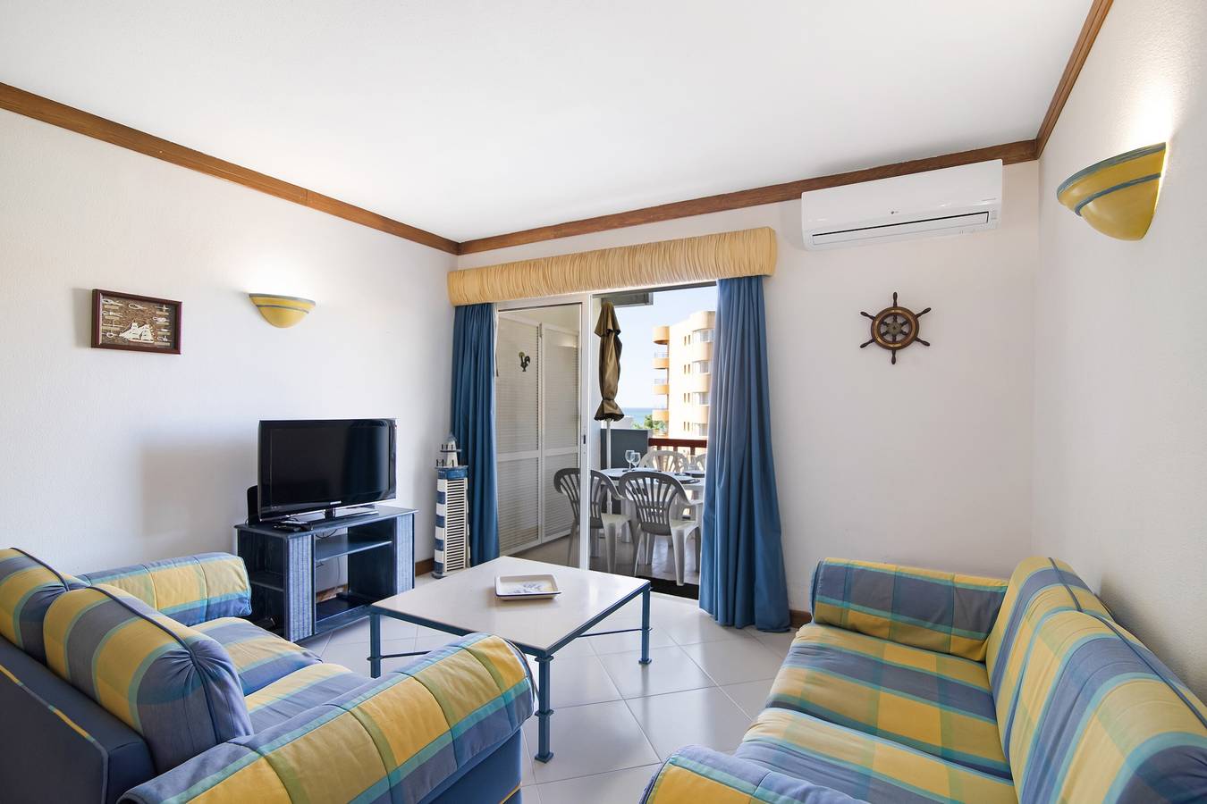 Apartamento inteiro, Apartamento 'T2 Com Piscina Centro Vilamoura' com Vista Mar, Wi-Fi e Ar Condicionado in Vilamoura, Quarteira