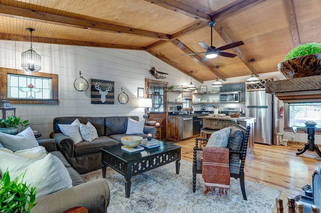 Luxury Retreat Overlooking the 11th Tee at Whitepath Golf Course in Ellijay in Cherry Log, Chattahoochee National Forest