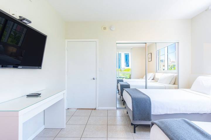 Vacation rental for 6 people, with hot tub and pool as well as balcony in Sunny Isles Beach