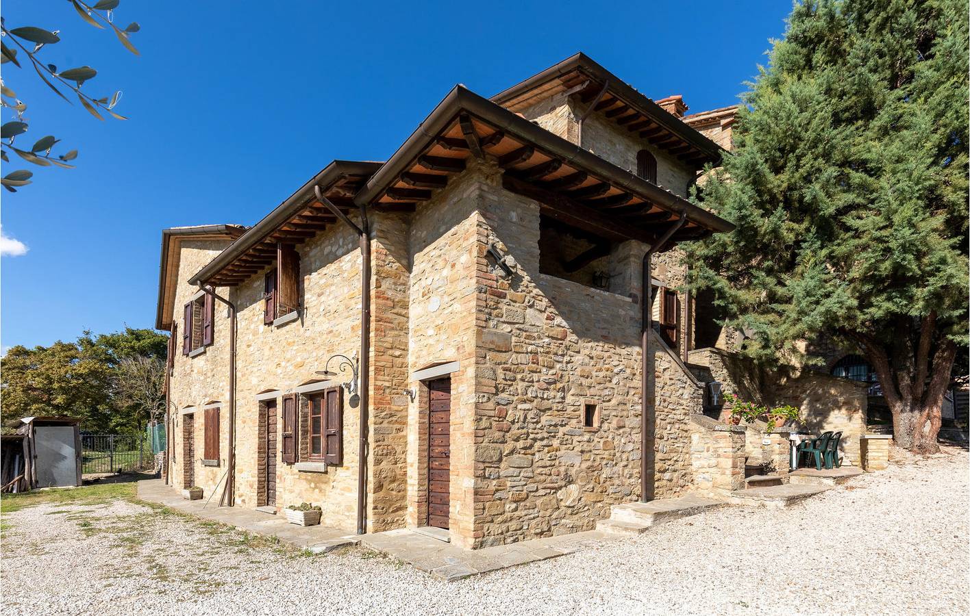 Entire holiday apartment, Hillside Apartment with Baby Bed, Pool & Parking in Monte Santa Maria Tiberina, Valtiberina