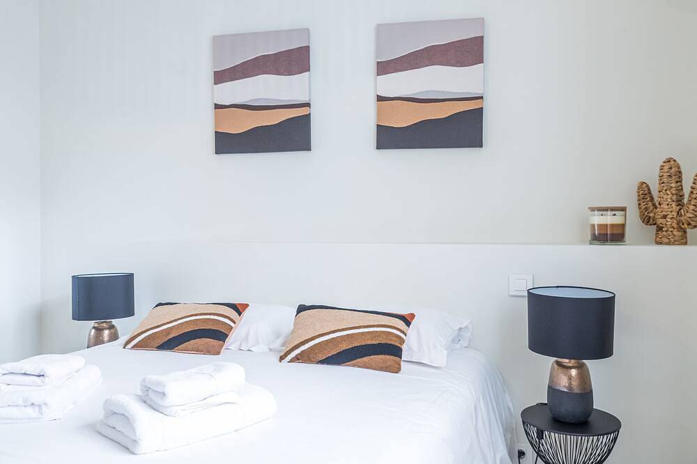 Entire apartment, Le Berthelot Coeur de Brive - 2 Bedrooms - Parking in Brive-la-Gaillarde, Brive-la-Gaillarde region