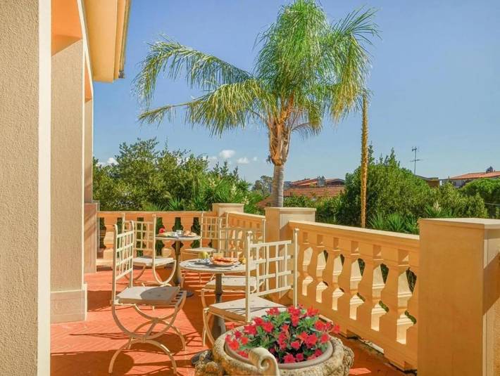 B&b, con Balcone e Terrazza nonché Giardino e Panorama a Loano