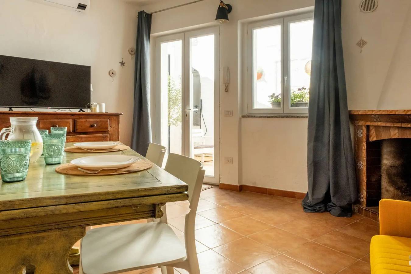 Casa vacanze 'Barbara' con giardino privato, Wi-Fi e aria condizionata in Teulada, Cagliari e Dintorni
