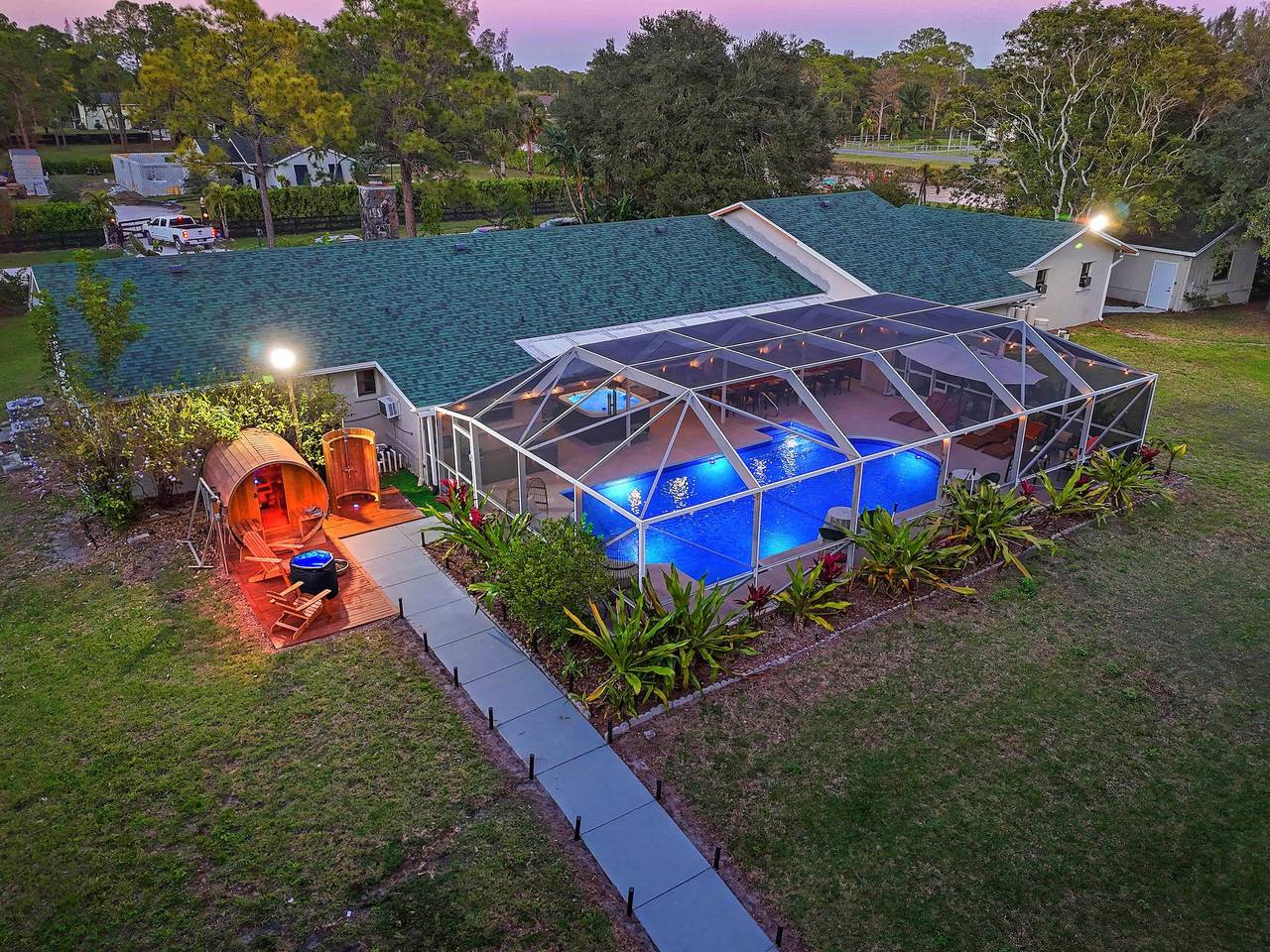 New Luxury 4Bd 9 Beds Hideaway Pool Spa Sauna Rv in Palm Beach County