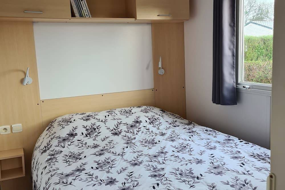 Mobil Home Beg Meil 300m plage avec piscine partagée, terrasse privée et Wi-Fi in Fouesnant, Côte de Cornouaille