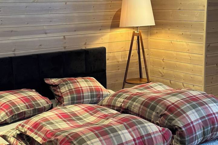 Exclusive holiday home with jacuzzi and pool table in Nordre Land
