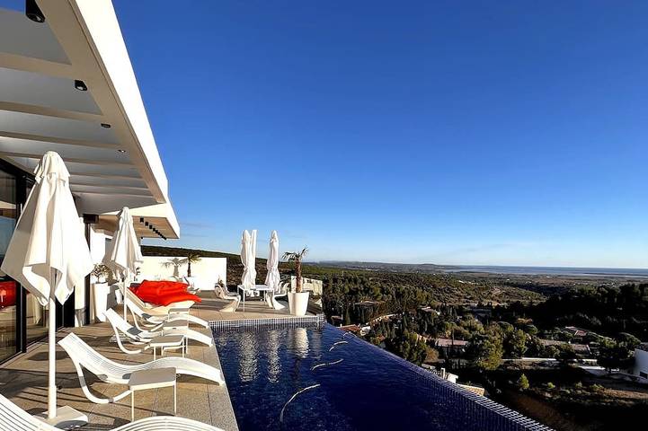 Location de vacances pour 12 personnes, avec jacuzzi ainsi que sauna et jardin à Treilles