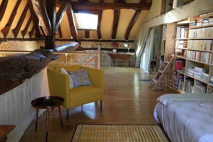 Gite atypique en Dordogne-Périgord, au calme, avec piscine et une belle vue in Manzac-sur-Vern, Périgord Blanc