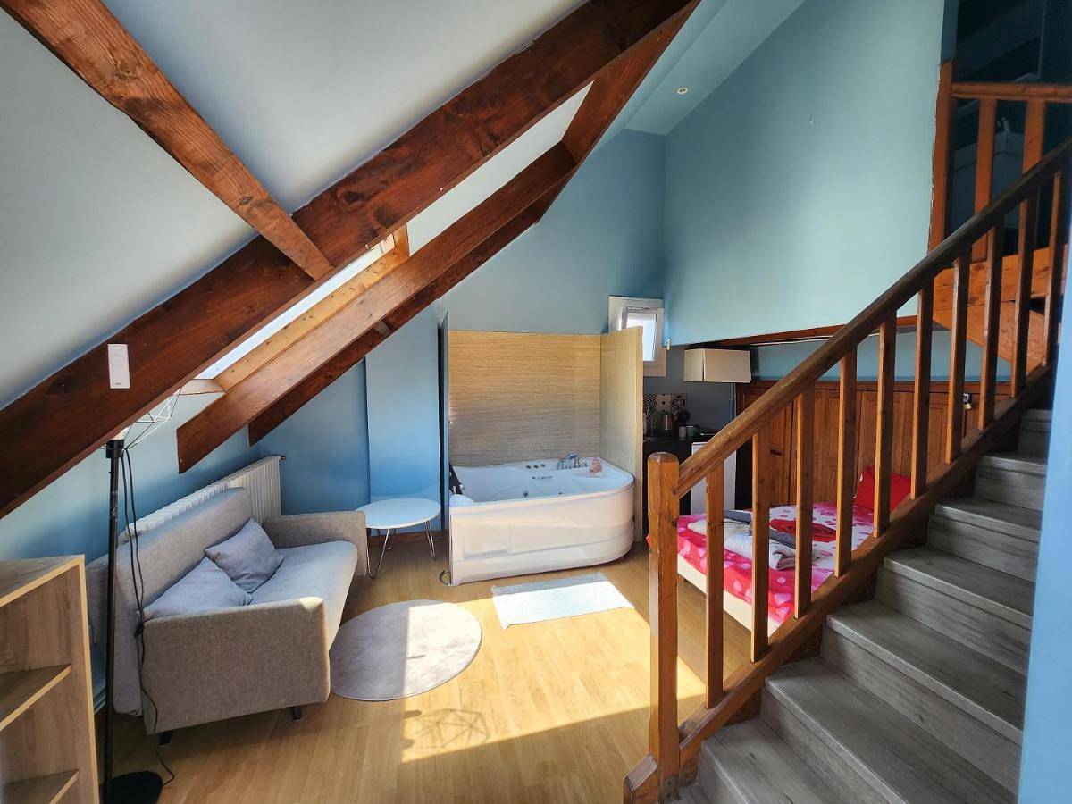 Appartement entier, Bleu studio jaccuzi appart in Sevran, Seine-Saint-Denis