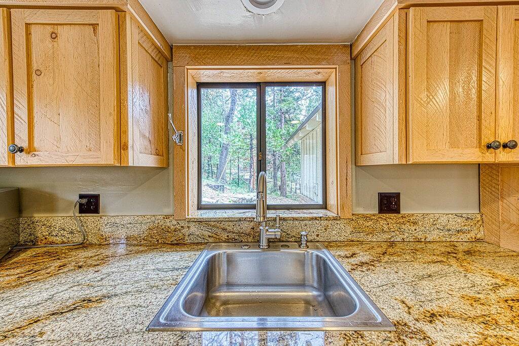 Baxter Mountain Cottage Video Tour Foto 3 Gericht Internet Große Terrasse in Ockenden, Shaver Lake