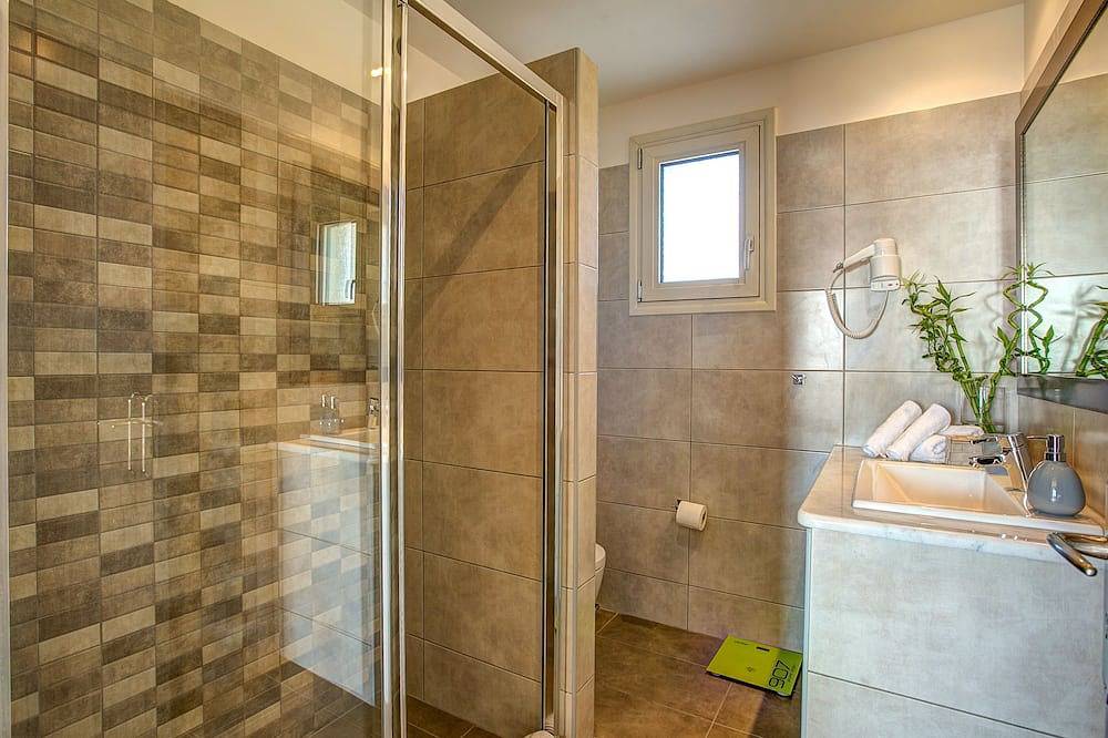 Entire apartment, *New For 2016 * Superb 1 bedroom King Suite walking distance to town and beach. in Lassi, Argostoli