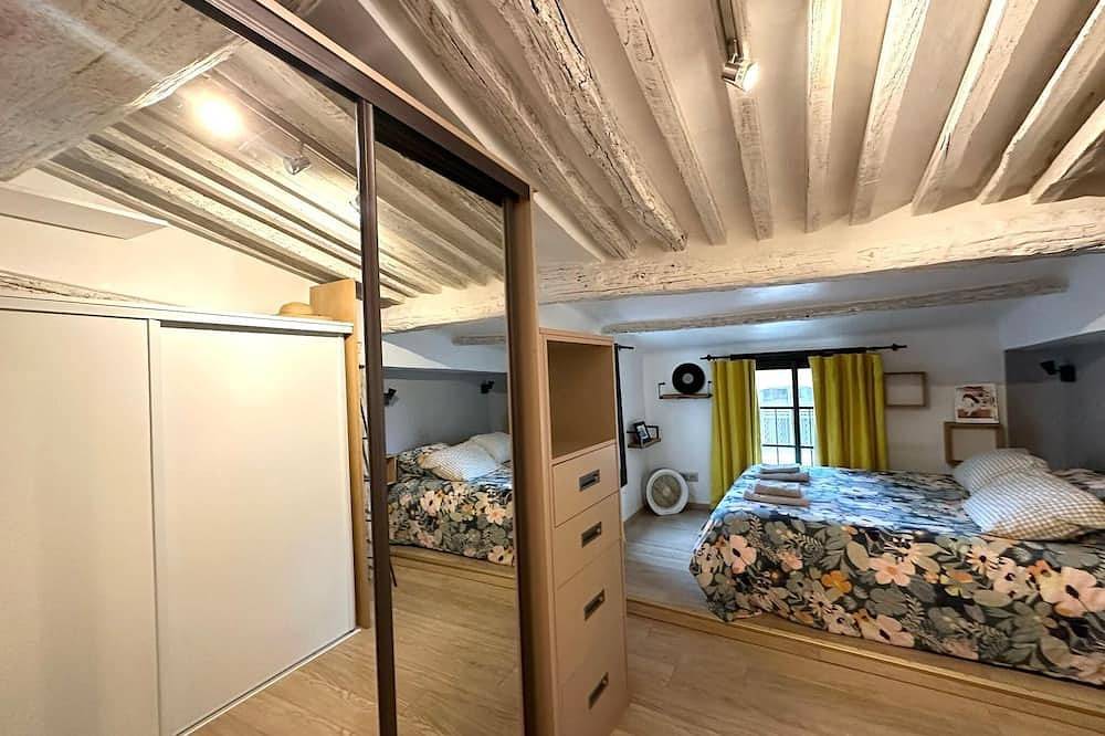 Entire apartment, Toit Vieil - Terrace with stunning view over Aix rooftops in Aix-en-Provence, Aix-en-Provence region