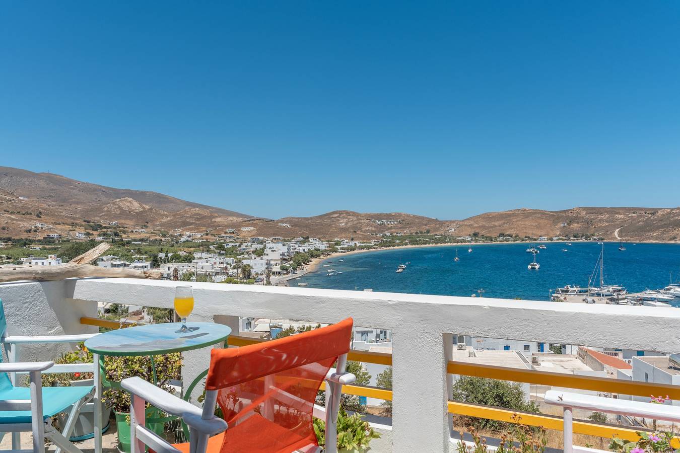 Ganze Wohnung, Ferienwohnung 'Agnadi' mit Meerblick, Balkon und Klimaanlage in Livadi, Kykladen