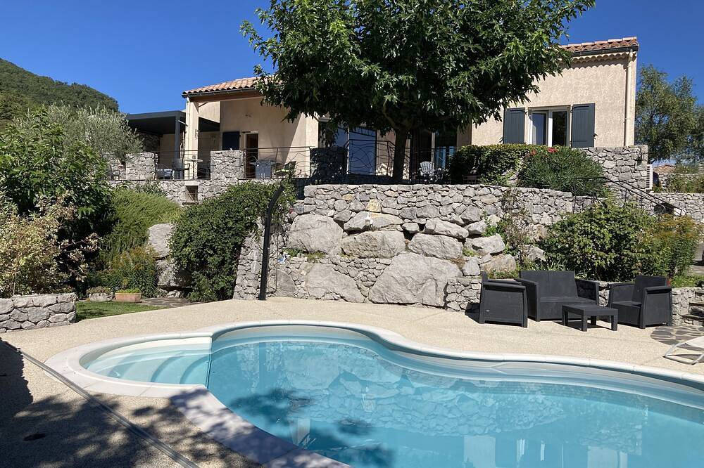 Charming single-storey villa, quiet location with swimming pool, shaded dining area in Rochessauve, Privas
