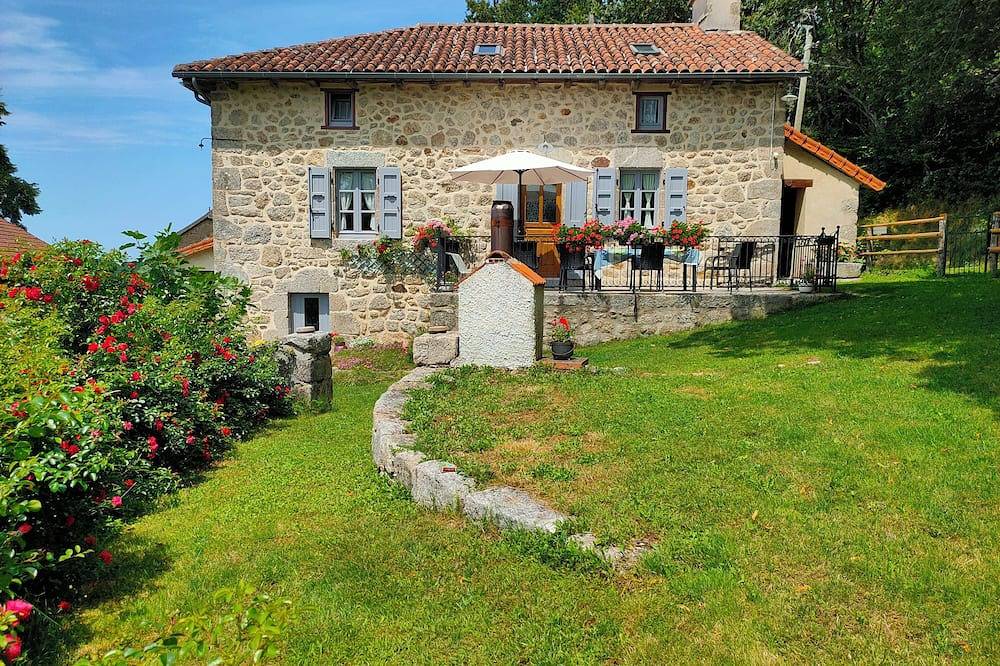 Authentique maison de ferme prés d'un lac et des monts du Cantal. in Omps, Région d'Aurillac