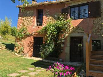 Gîte pour 6 personnes, avec vue ainsi que jardin et piscine à La Bastide-de-Bousignac