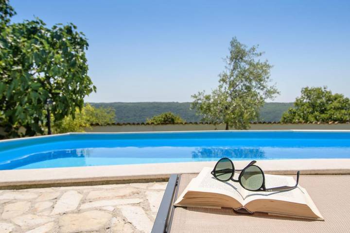 Location de vacances pour 6 personnes, avec jardin ainsi que vue et piscine à Lozari - 2