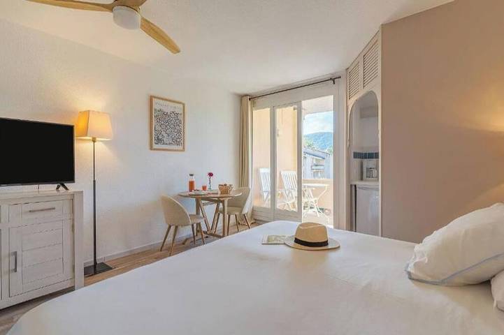 Apartamento entero, Résidence Les Grands Pins *** a stone's throw from the town center and the Spa des Thermes in Gréoux-les-Bains, Alpes de Alta Provenza