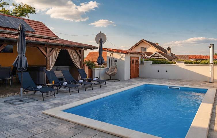 Charmante 112 m² große Ferienwohnung mit Pool, WLAN, Parkplatz und Grill in Sisak-Moslavina