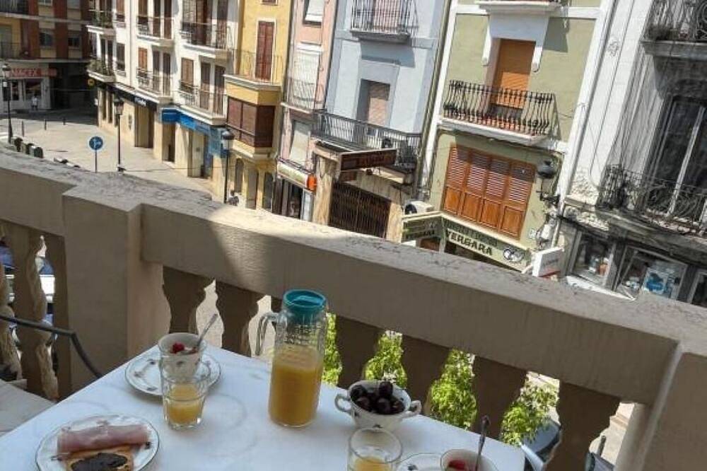 Ganze Wohnung, Apartment with Balcony Varone - City View Apartments near Circuito Cheste in Requena, Valencia Provinz