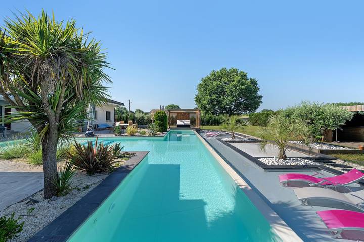 Villa pour 12 personnes, avec Jacuzzi et Jardin ainsi que Bassin pour enfant et Sauna dans Sud Ouest de France