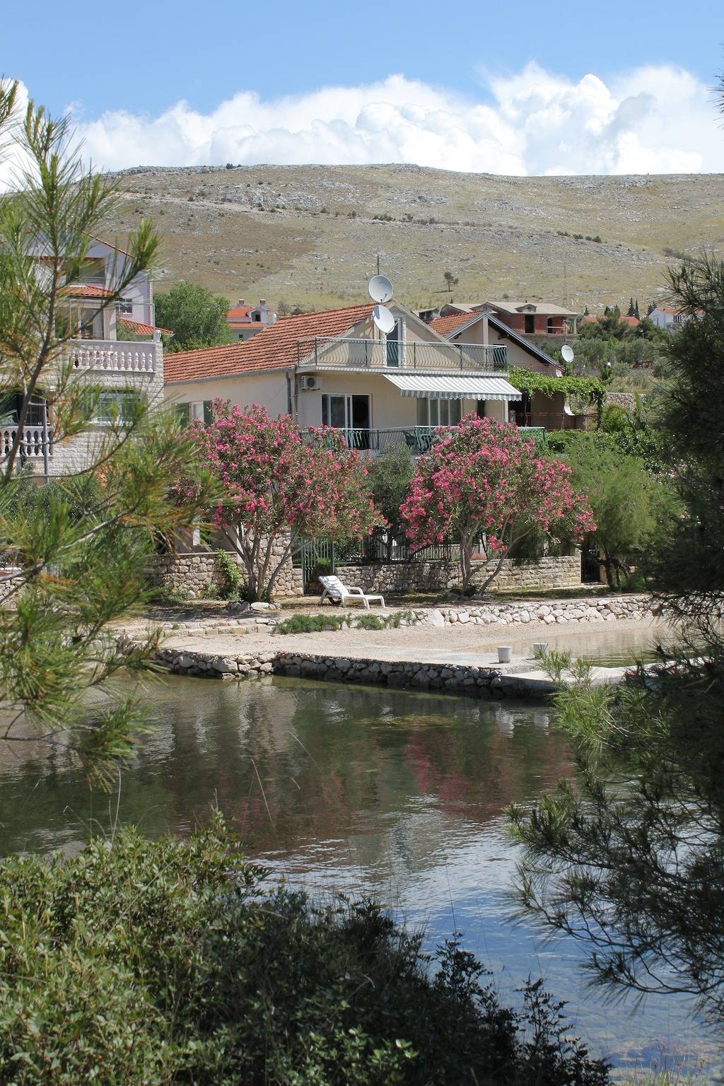 Ganze Wohnung, 2-Zimmer-Ferienwohnung am Strand Grebastica, Sibenik A-6437-b in Grebastica, Šibenik-Knin