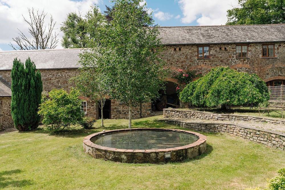Large Group Holiday Accommodation – 3 Cottages Sleeping 18 in North Devon in Bideford, Devon