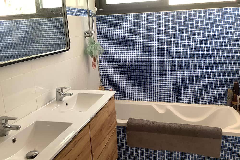 Villa with swimming pool, garden, quiet village 27 km from the sea 13 km from Montpellier in Vailhauquès, Costa mediterránea (Francia)