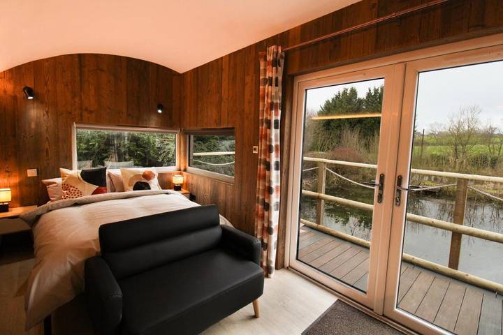 Glamping for 2 people, with Terrace and Lake view in West Yorkshire