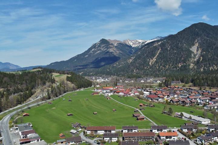 Entire holiday apartment, Apartment, shower and bath, toilet, living room/bedroom in Mittenwald, Bavarian Alps