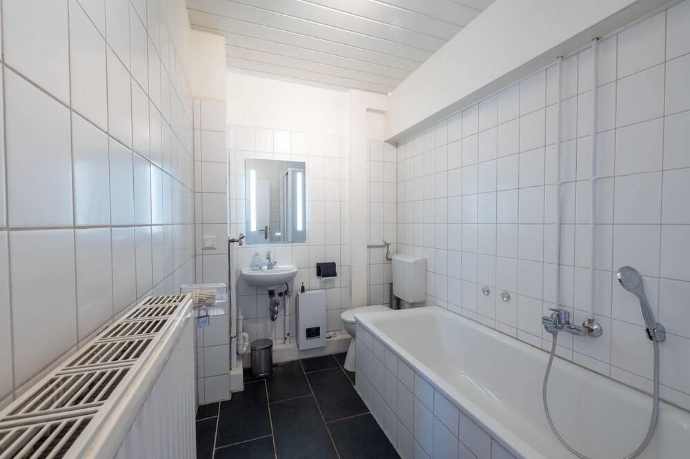 Ganze Wohnung, Monteurwohnung mit Terrasse für 7 Personen – Wlan, Tv, Küche – Ahrensburg Nähe Hamburg in Ahrensburg, Kreis Stormarn