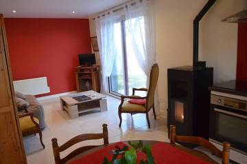 Gîte pour 4 personnes, avec terrasse et jardin à Campénéac
