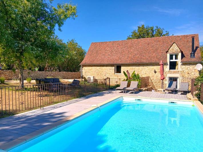 Gîte pour 9 personnes, avec terrasse ainsi que piscine et jardin, animaux acceptés