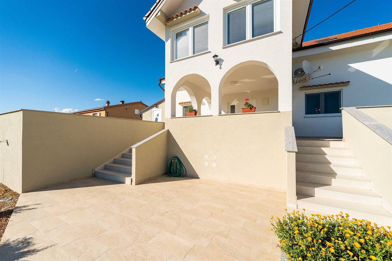 Ganze Wohnung, Ema's Olive Garden Apt 1 - Nur für Familien 4+2 in Poličnik, Zadar