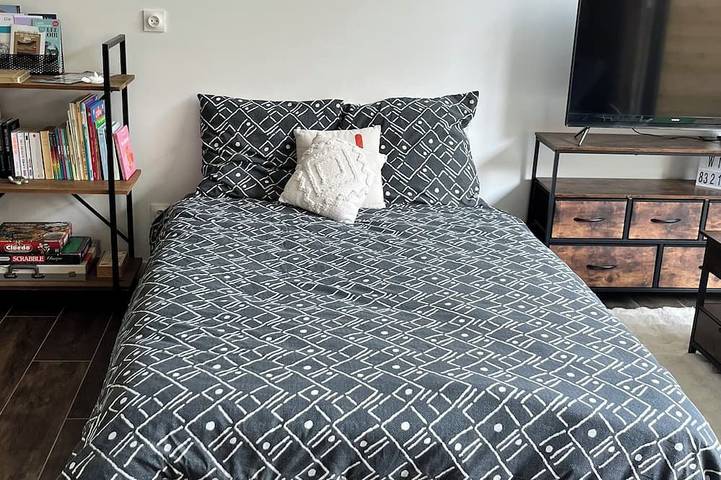 Apartamento entero, Air-conditioned studio on the banks of the Loir River with a pool. Pets allowed. in La Flèche, Sarthe