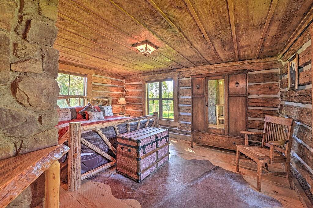 Montana Retreat: Original Hamilton Log Cabin! in Ravalli County