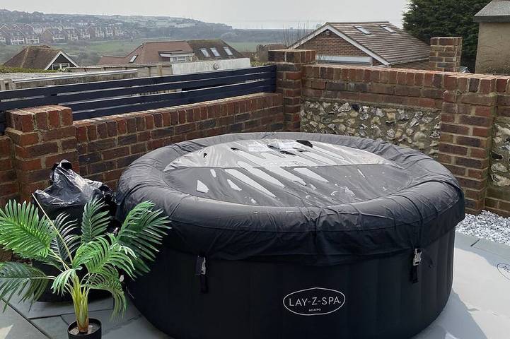 Holiday rental for 2 people, with garden and terrace as well as hot tub in Seaford