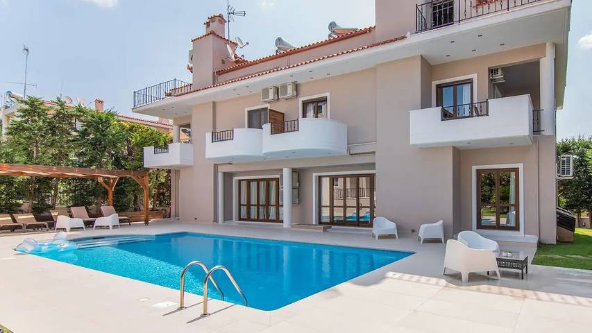Location de vacances pour 9 personnes, avec Balcon et Terrasse ainsi que Jardin et Piscine dans Anavissos