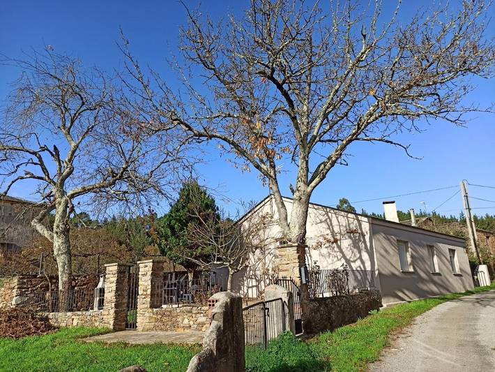 Casa rural para 6 personas, con jardín y vistas en Puebla del Brollón