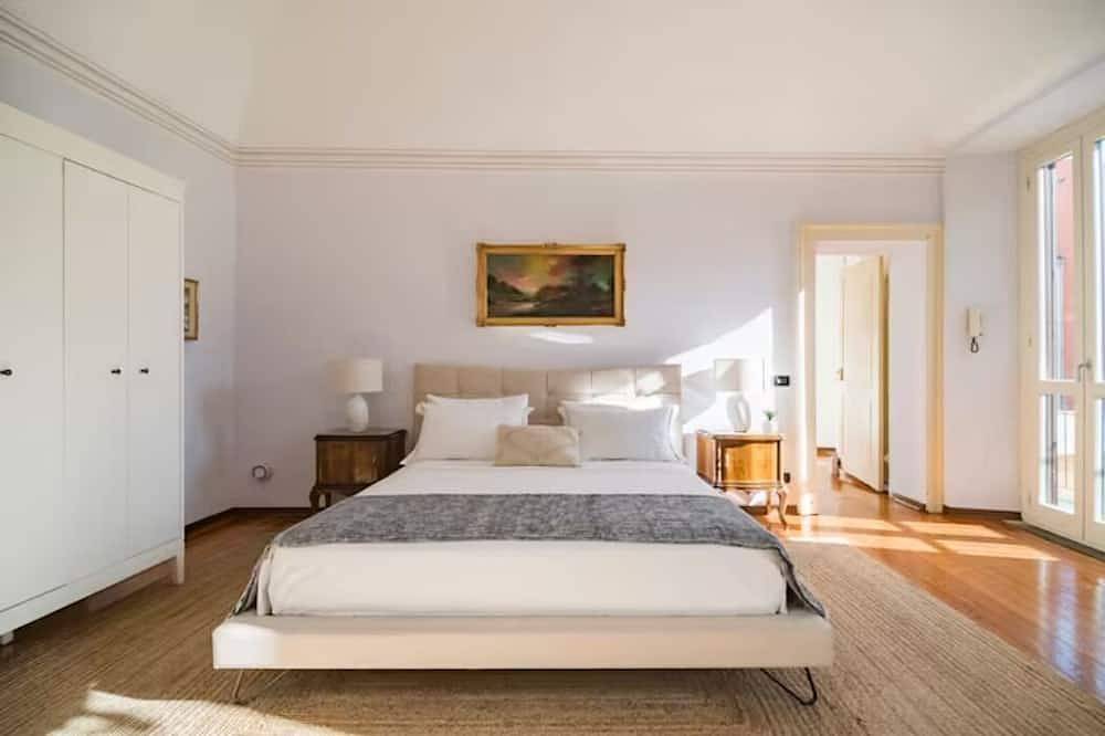 Ganze Wohnung, In Biella's Historic Center - Large, Luxurious, Multi-family Design Apartment in Biella, Biella Provinz