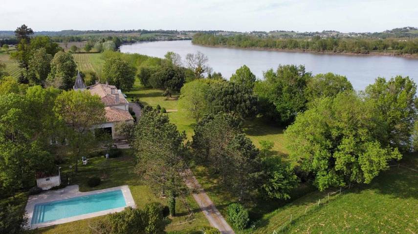 Location de vacances pour 5 personnes, avec jardin ainsi que piscine et vue à Fronsac