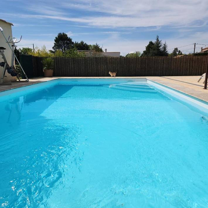 Location de vacances pour 2 personnes, avec piscine ainsi que vue et jardin à Saint-Laurent-la-Vernède