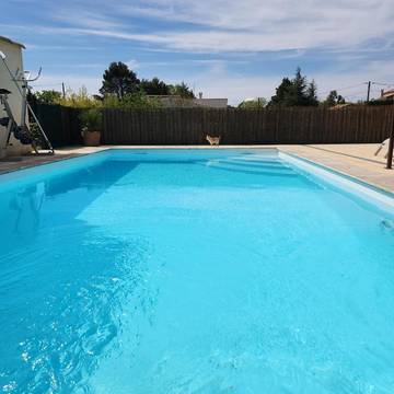 Location de vacances pour 2 personnes, avec piscine ainsi que jardin et vue à Saint-Laurent-la-Vernède