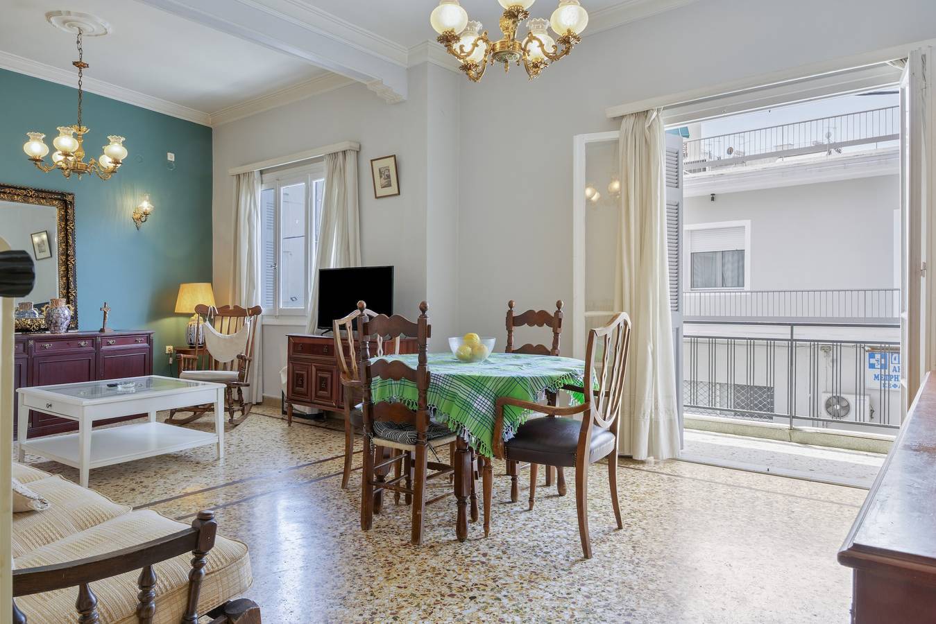 Appartement entier, Appartement 'Family, Enjoy Athens, Apt 90 Cm' avec jardin privé, Wi-Fi et climatisation in Section centrale d'Athènes, Athènes