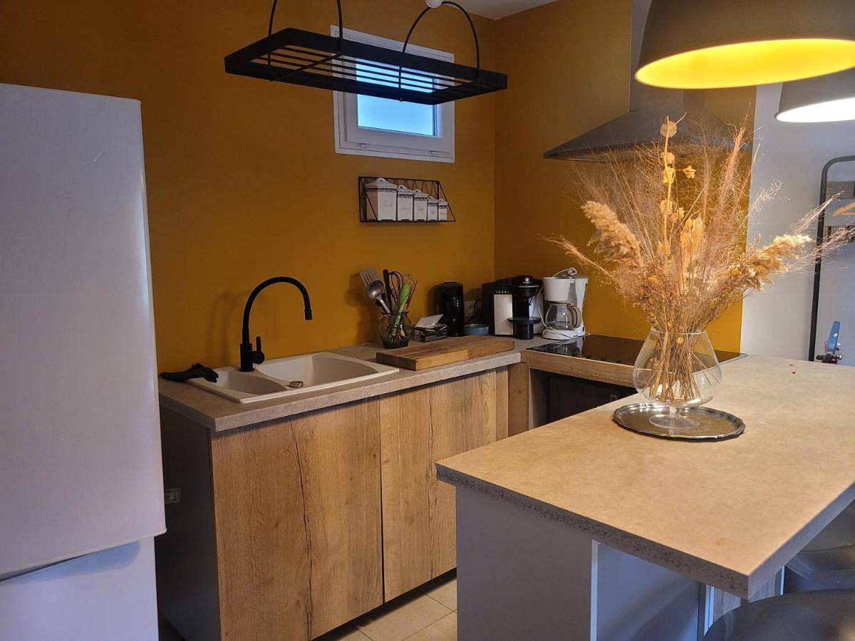 Appartement entier, Two-Bedroom Apartment with Mountain View in Vic-sur-Cère, Région d'Aurillac